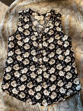 Sweet Wanderer bMaeve Floral Button-Front Sleeveless Top - Black, Cream Roses